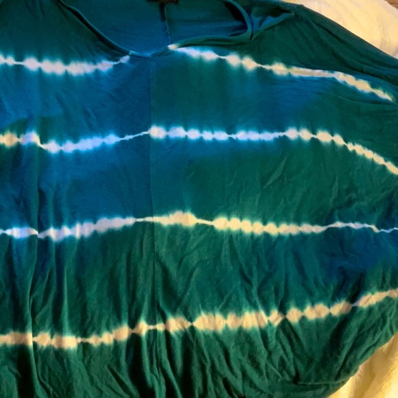 Layne Bryant size 14/16. Tye dyed look. Peek a boo sleeves. Tie-dyed tunic. - Picture 4 of 11